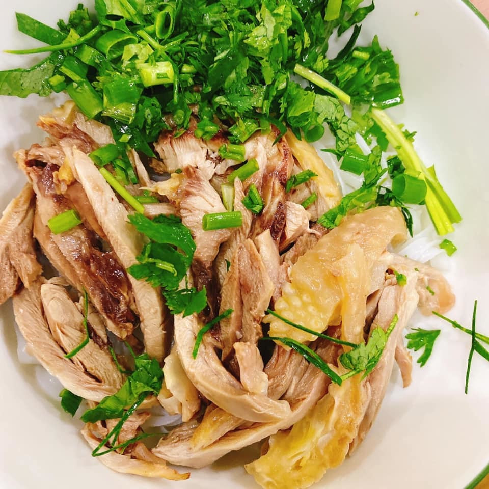 Từ cô gái không biết nấu ăn, cô kiên nhẫn học để nấu những món ăn yêu thích cho bạn trai và đến nay đã thành thục chuyện bếp núc.