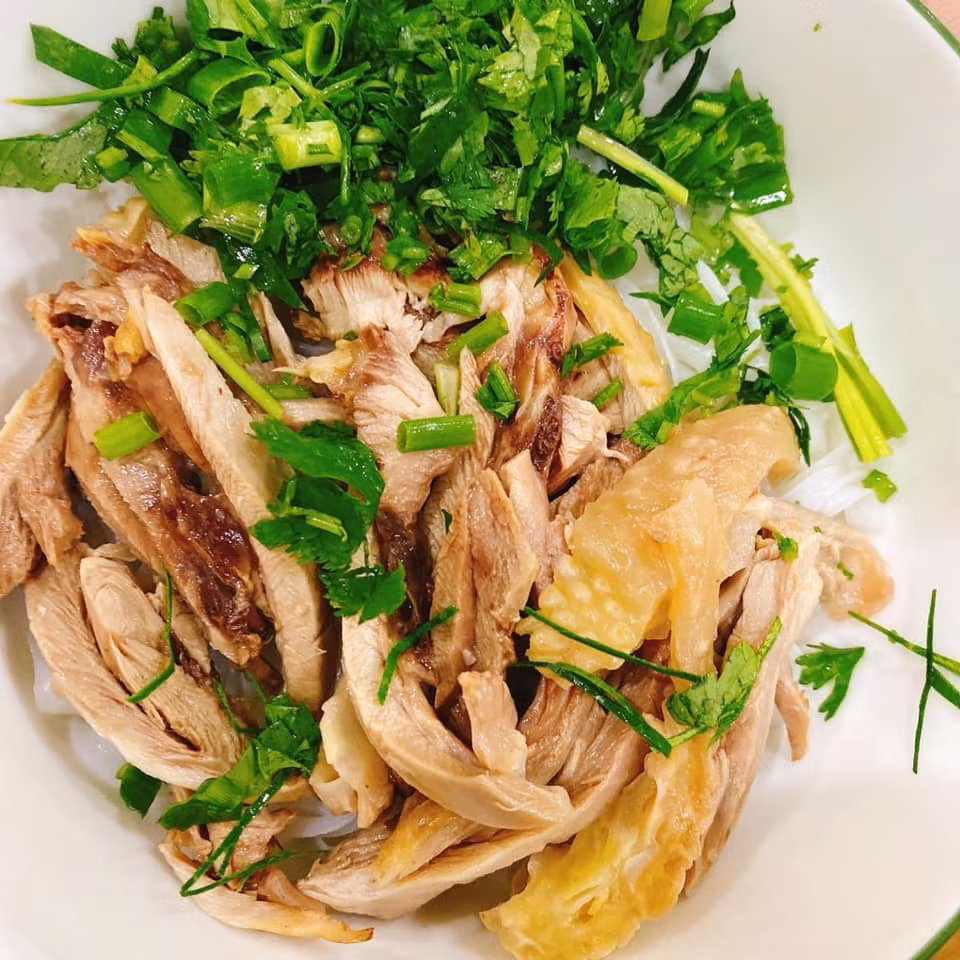 Từ cô gái không biết nấu ăn, cô kiên nhẫn học để nấu những món ăn yêu thích cho bạn trai và đến nay đã thành thục chuyện bếp núc.