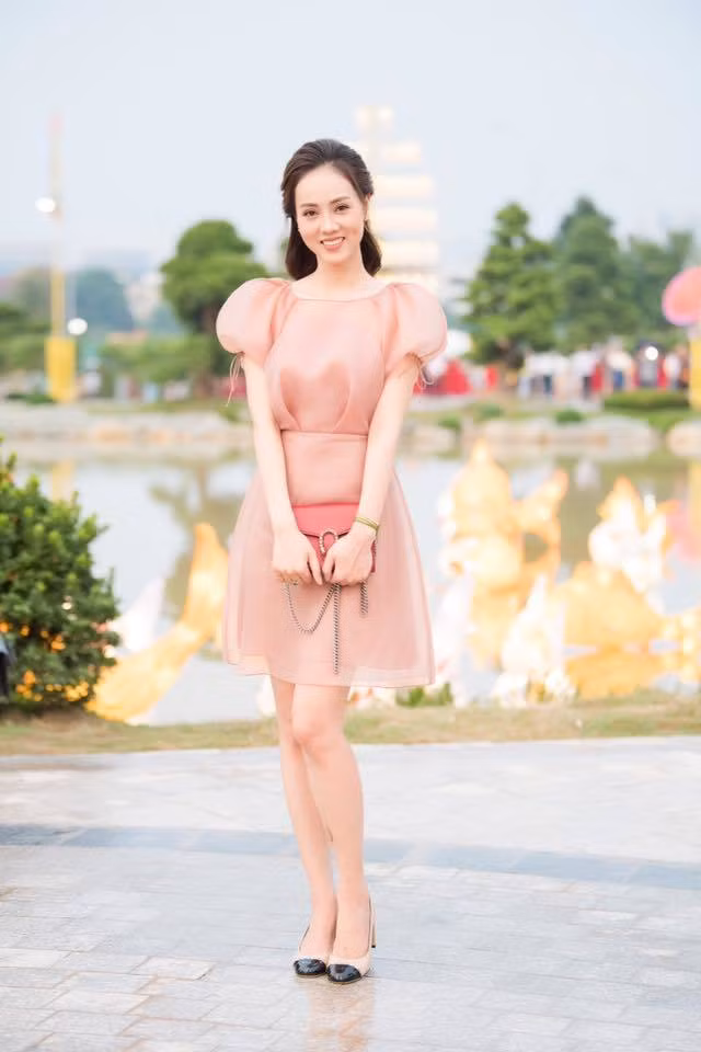 Là phóng viên mảng văn hóa giải trí tại Hà Nội, Ngọc Hà rất chăm chút về phong cách thời trang và ở mỗi lần xuất hiện cùng người yêu - NSND Công Lý hoặc trong các buổi họp báo của các nghệ sĩ làm showbiz.