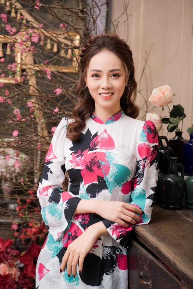 Bạn gái kém tuổi của nghệ sĩ Công Lý còn đặc biệt yêu thích những mẫu áo dài cách tân. Với vóc dáng nhỏ nhắn, cân đối, Ngọc Hà có thể dễ dàng lựa chọn những loại trang phục tôn dáng.