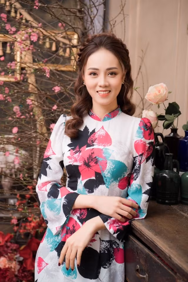 Bạn gái kém tuổi của nghệ sĩ Công Lý còn đặc biệt yêu thích những mẫu áo dài cách tân. Với vóc dáng nhỏ nhắn, cân đối, Ngọc Hà có thể dễ dàng lựa chọn những loại trang phục tôn dáng.