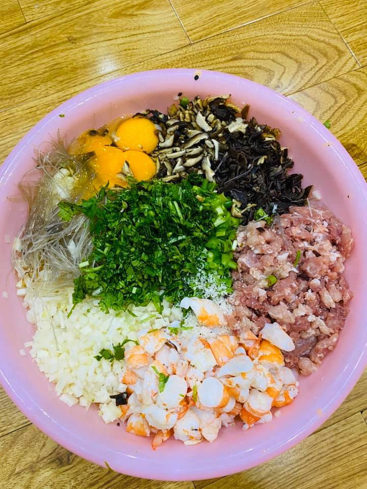 Những món ăn truyền thống như nem rán, gà luộc, canh riêu... Ngọc Hà đều có thể tự tay chuẩn bị. Những lúc rảnh, cô còn nấu chè. "Ngày 1/7! Chào mừng anh ngâu, chị ngâu. Tự tay vào bếp nấu chè xanh, sen, cốt dừa, cẩn thận ra chợ mua thêm lá nếp vào cho thơm. Hy vọng tháng mới bình an", Ngọc Hà viết.