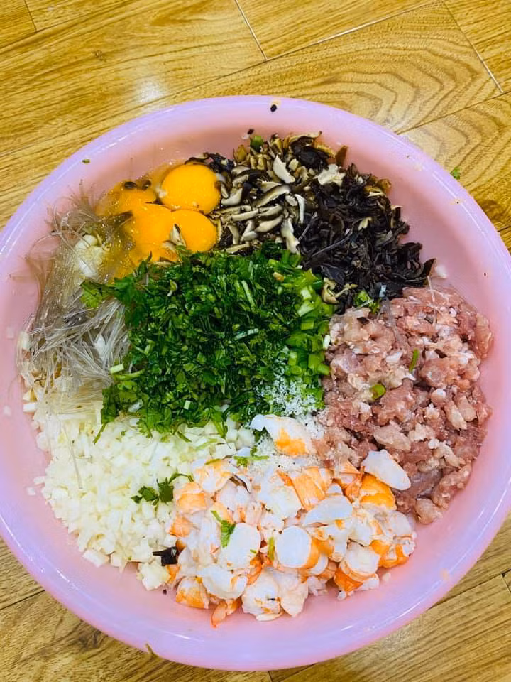 Những món ăn truyền thống như nem rán, gà luộc, canh riêu... Ngọc Hà đều có thể tự tay chuẩn bị. Những lúc rảnh, cô còn nấu chè. "Ngày 1/7! Chào mừng anh ngâu, chị ngâu. Tự tay vào bếp nấu chè xanh, sen, cốt dừa, cẩn thận ra chợ mua thêm lá nếp vào cho thơm. Hy vọng tháng mới bình an", Ngọc Hà viết.