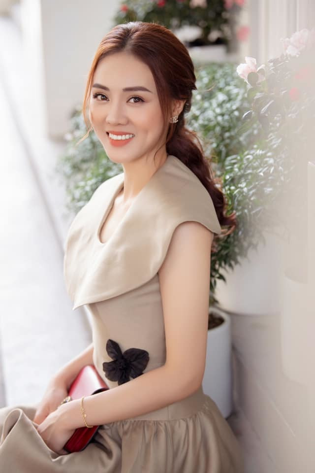 Đặc biệt, cô lựa chọn phong cách thời trang nhẹ nhàng, nữ tính, dịu dàng chứ không hở hang.