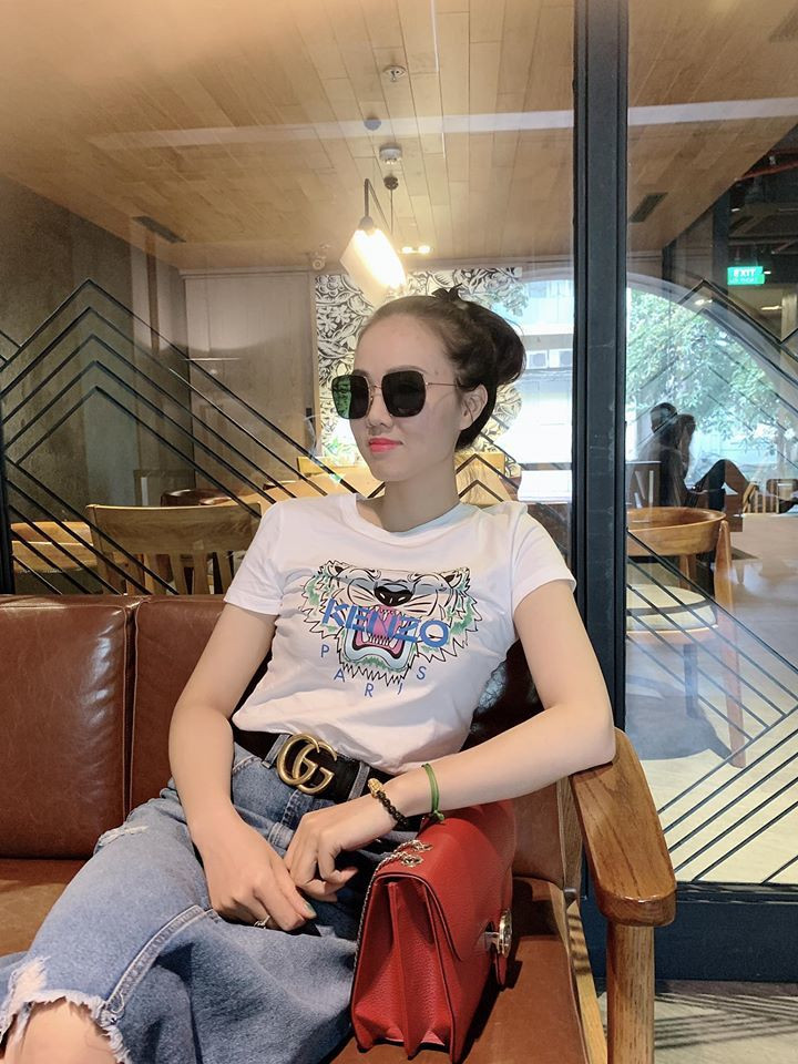 Cô thường lựa chọn váy dài mặc kèm với áo sơ mi và áo phông đơn giản nhưng vẫn năng động và cá tính.