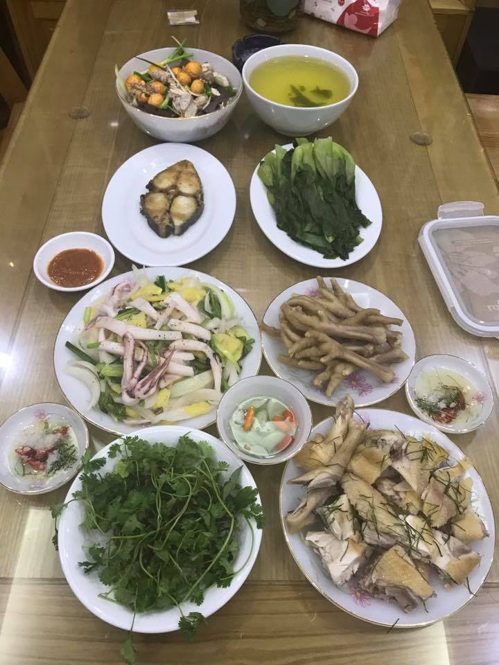 "Ở nhà, mẹ, chị và em gái đều nấu ăn cực ngon, chỉ có mình là nấu ăn kém nhất đấy! Sau thời gian cách ly, mình có thể tự tin nấu được món phở gà. Nước ngon ngọt từ xương gà, nói không với mì chính", bạn gái Công Lý chia sẻ.