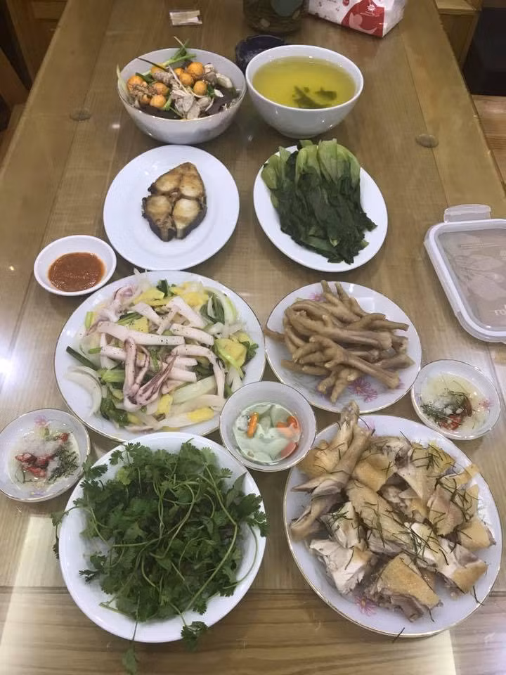 "Ở nhà, mẹ, chị và em gái đều nấu ăn cực ngon, chỉ có mình là nấu ăn kém nhất đấy! Sau thời gian cách ly, mình có thể tự tin nấu được món phở gà. Nước ngon ngọt từ xương gà, nói không với mì chính", bạn gái Công Lý chia sẻ.