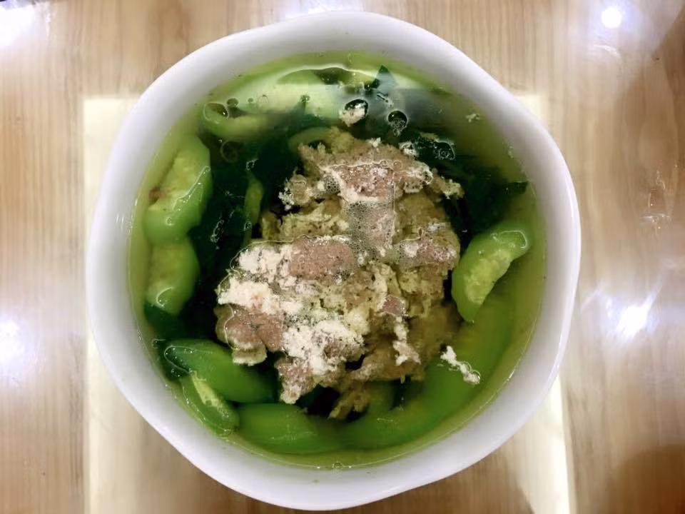 Luôn tự nhận bản thân là người không biết nấu ăn nhưng Ngọc Hà lại rất chịu khó vào bếp làm những món kỳ công cho bạn trai.