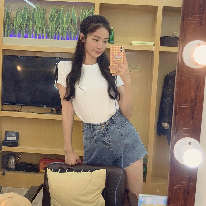 Có ý kiến nhận xét cô trông giống các hot girl nổi tiếng trên mạng xã hội Trung Quốc.