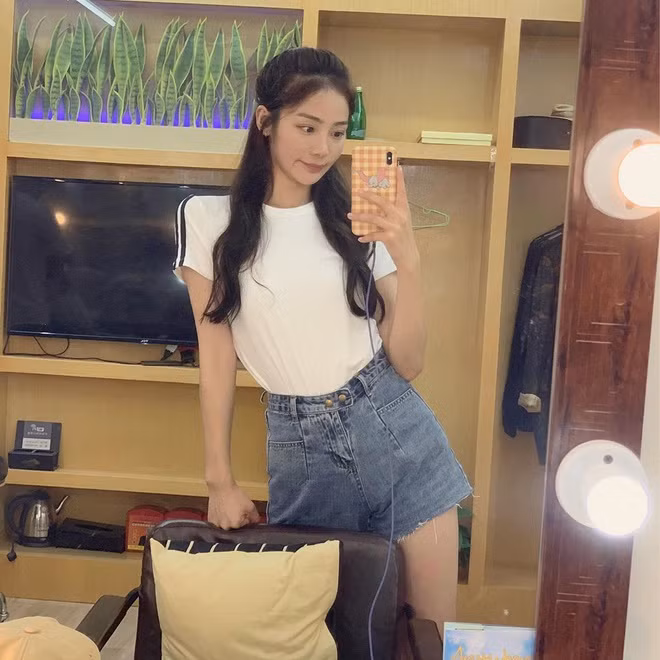 Có ý kiến nhận xét cô trông giống các hot girl nổi tiếng trên mạng xã hội Trung Quốc.