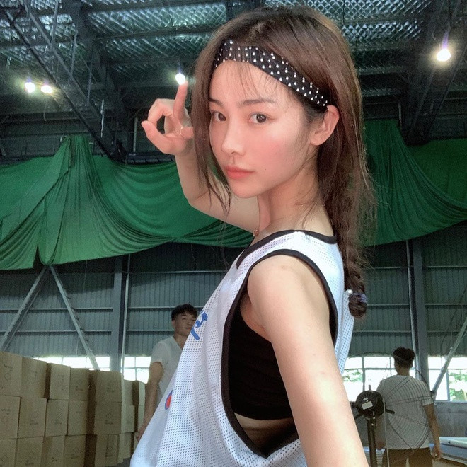 Để trau dồi kỹ năng, cô dành nhiều thời gian trong ngày cho việc tập luyện. Hình thể chuẩn và kỹ năng điêu luyện là lợi thế của Lưu Á Tây.