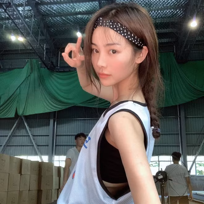 Để trau dồi kỹ năng, cô dành nhiều thời gian trong ngày cho việc tập luyện. Hình thể chuẩn và kỹ năng điêu luyện là lợi thế của Lưu Á Tây.