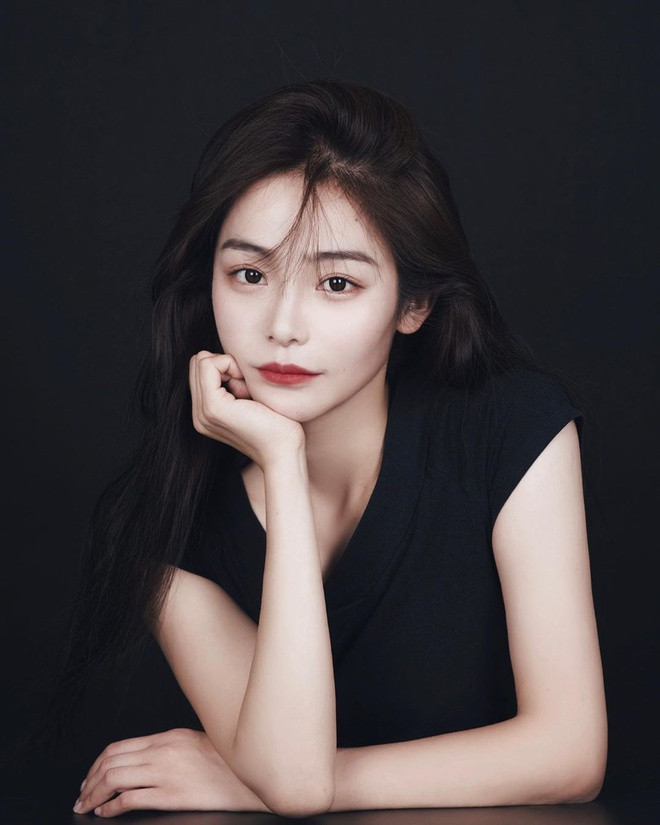 Diễn viên đóng thế cho Lưu Diệc Phi được Sina đăng ảnh có tên Lưu Á Tây. Cô vượt qua nhiều ứng viên để xuất hiện ở Mulan trong nhiều phân đoạn đóng thế cho Lưu Diệc Phi. Lưu Á Tây vốn là chuyên gia võ thuật, chuyên đảm nhận các phân cảnh khó thay diễn viên nữ trong nhiều dự án phim cổ trang.