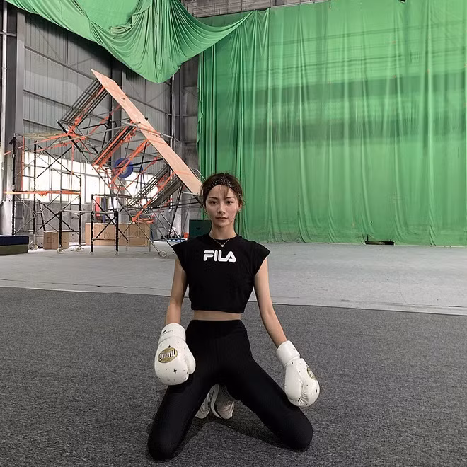 Trên trang cá nhân, Lưu Á Tây thường xuyên đăng ảnh tập luyện võ thuật. Hình thể mảnh mai giúp cô dễ dàng di chuyển, nhào lộn. Ngoài võ thuật, nữ diễn viên đóng thế còn ưa chuộng boxing. Vận động cường độ cao là bí quyết giữ gìn vóc dáng mảnh mai của Lưu Á Tây.