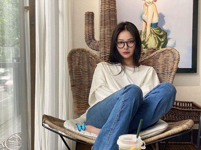 Ngoài Mulan, Lưu Á Tây từng đóng thế trong phim Vũ động càn khôn của Dương Dương, Trương Thiên Ái, Ngô Tôn, Vương Lệ Khôn...