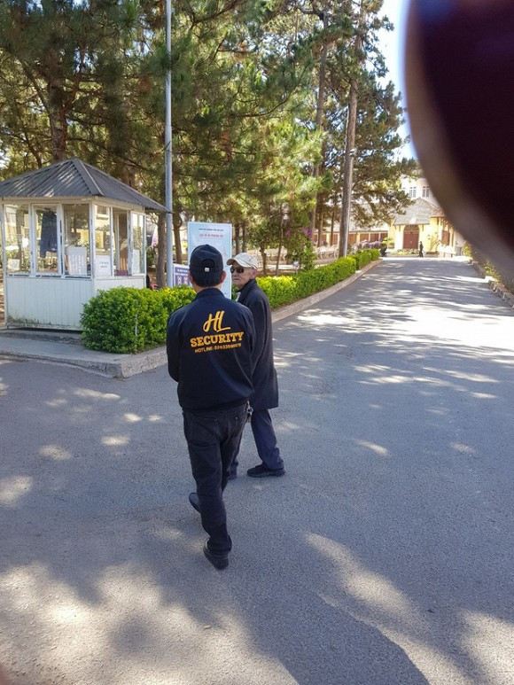 Bên cạnh đó, an ninh tại hôn lễ được siết chặt. Hầu như chưa một hình ảnh nào trong hôn lễ được lọt ra ngoài. Có vẻ Tóc Tiên muốn giấu hôn lễ đến cùng.