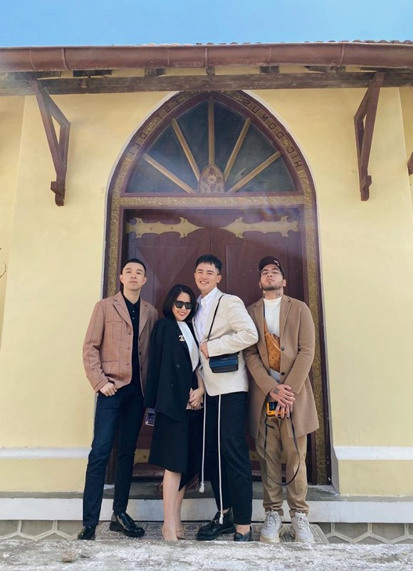 Bạn bè thân thiết có mặt chúc mừng trong ngày vui.