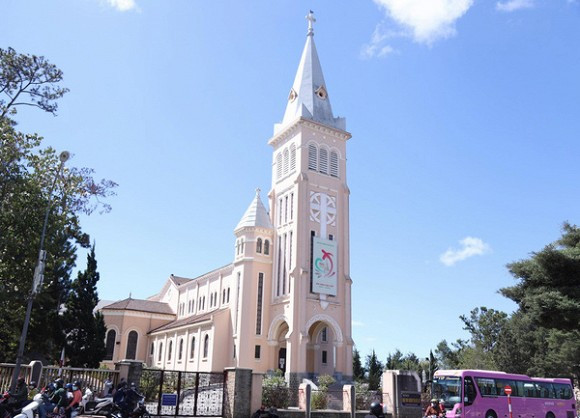 Nhà thờ Con Gà (Đà Lạt), nơi diễn ra hôn lễ của Tóc Tiên.