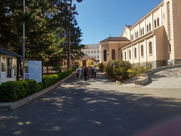 Sáng nay (20/2), đám cưới của Tóc Tiên và Hoàng Touliver đã rục rịch diễn ra tại Đà Lạt. Hội bạn thân của bộ đôi là Ngọc Thảo, Milor Trần, Aiden, stylist Kelbin Lei, Andree, DJ Nimbia... xúng xính lên đồ sẵn sàng để tham dự ngày vui của Tóc Tiên và Hoàng Touliver. Bố của nữ ca sĩ cũng đã có mặt cùng thời điểm.