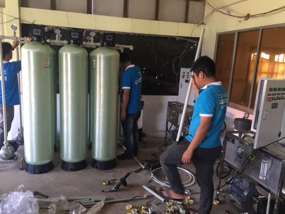 Đăng kèm hình ảnh các nhân viên kỹ thuật đang lắp đặt hệ thống lọc, Thủy Tiên bày tỏ: "Là máy lọc nước biển mặn công suất lớn cho cả vùng dân, nên phải huy động nhiều kỷ thuật lắp máy đến 2 ngày nữa mới xong do đường điện còn có chút khó khăn".