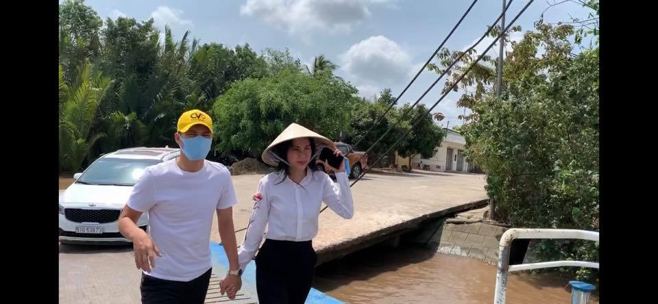 Nữ ca sĩ cũng chia sẻ, việc lắp đặt máy lọc nước giúp người dân đang được tiến hành. "Đúng như lịch trình dự kiến, nay thứ 5 máy đã chở đến điểm khảo sát đầu tiên ở ấp 4, xã Tân Phước, Gò Công", Thủy Tiên viết.