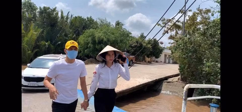 Nữ ca sĩ cũng chia sẻ, việc lắp đặt máy lọc nước giúp người dân đang được tiến hành. "Đúng như lịch trình dự kiến, nay thứ 5 máy đã chở đến điểm khảo sát đầu tiên ở ấp 4, xã Tân Phước, Gò Công", Thủy Tiên viết.