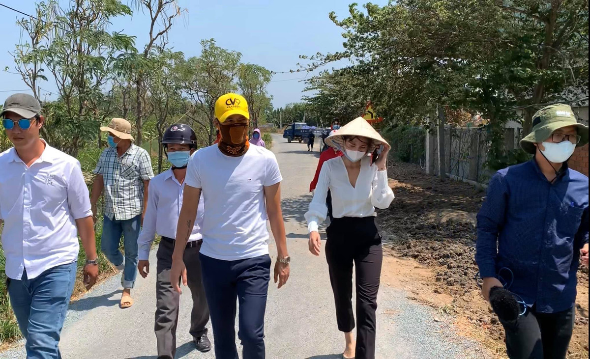 Đặc biệt, Thủy Tiên được Công Vinh hộ tống. Cả hai bịt kín mít để đảm bảo an toàn giữa thời điểm Covid-19 bùng phát trên diện rộng.