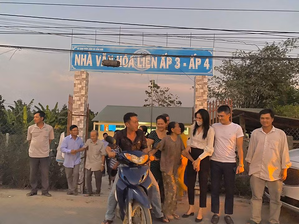 Hành động cao đẹp của cặp vợ chồng nổi tiếng nhận được nhiều lời khen của người hâm mộ.