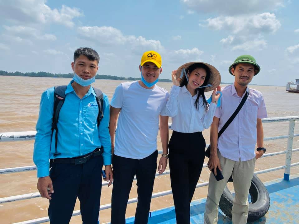 Theo chia sẻ của Thủy Tiên, nơi đặt máy lọc là địa điểm sinh hoạt chung của cả xã nên bà con đến lấy nước rất thuận tiện. Cô cũng tiết lộ, khi nào lắp đặt xong sẽ xuống nghiệm thu công trình và uống thử nước trước khi bàn giao lại cho người dân.