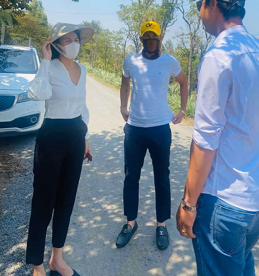 Nữ ca sĩ cho biết, giá một chiếc máy lọc nước khoảng 385-500 triệu. Trong số 12 tỷ quyên góp được, Thủy Tiên đóng góp 50 triệu đồng.