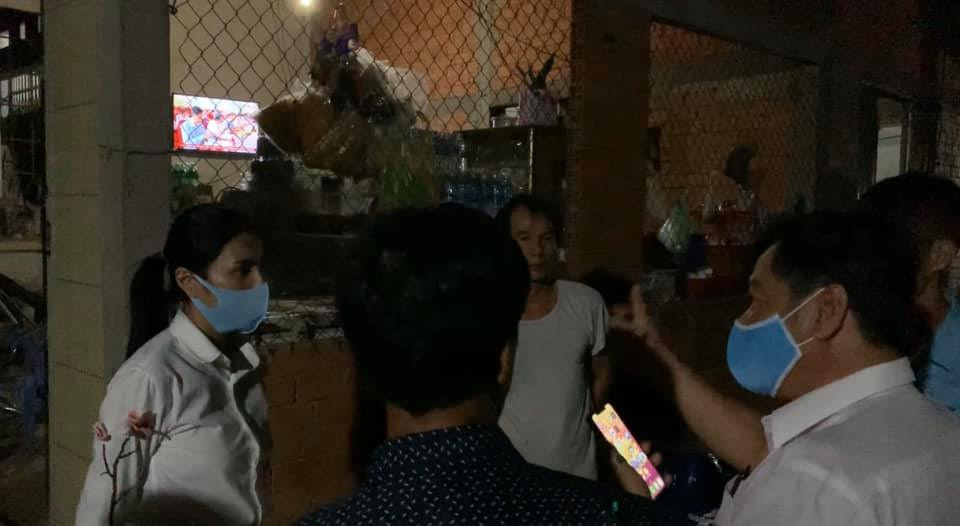 Không chỉ kêu gọi, nữ ca sĩ trực tiếp đi khảo sát các địa phương để chọn địa điểm lắp đặt máy lọc nước biển thành nước ngọt cho bà con.