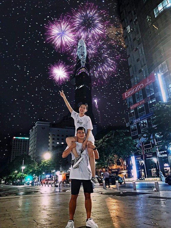 Trong khi đó, Lê Thành Phong đang đầu quân của CLB Sài Gòn. Thành Phong là trung vệ của U21 Việt Nam vô địch U21 Quốc tế 2019. Chàng tiền vệ này trưởng thành từ lò đào tạo của PVF. Thành Phong được đánh giá là một trong những cầu thủ trẻ đầy triển vọng của bóng đá Việt Nam.