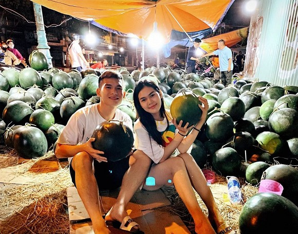 Tuy nhiên về chuyện tình cảm, Ngọc Trinh không muốn chia sẻ: "Về chuyện tình cảm, Trinh xin phép không chia sẻ, dù yêu ai thì Trinh vẫn luôn muốn người yêu được bình yên nhất có thể. Trinh biết trong showbiz rất nhiều thị phi, mình làm nghệ thuật nên chịu được ồn ào từ dư luận nhưng mình nghĩ rằng người yêu mình sẽ mệt mỏi. Khi yêu, Trinh không muốn bạn trai bị áp lực, soi mói về đời tư.