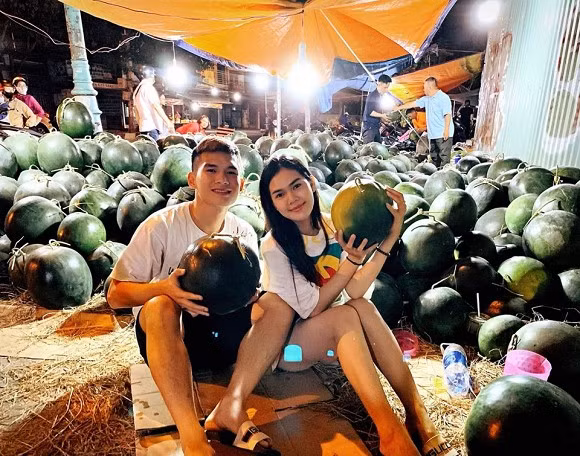 Tuy nhiên về chuyện tình cảm, Ngọc Trinh không muốn chia sẻ: "Về chuyện tình cảm, Trinh xin phép không chia sẻ, dù yêu ai thì Trinh vẫn luôn muốn người yêu được bình yên nhất có thể. Trinh biết trong showbiz rất nhiều thị phi, mình làm nghệ thuật nên chịu được ồn ào từ dư luận nhưng mình nghĩ rằng người yêu mình sẽ mệt mỏi. Khi yêu, Trinh không muốn bạn trai bị áp lực, soi mói về đời tư.