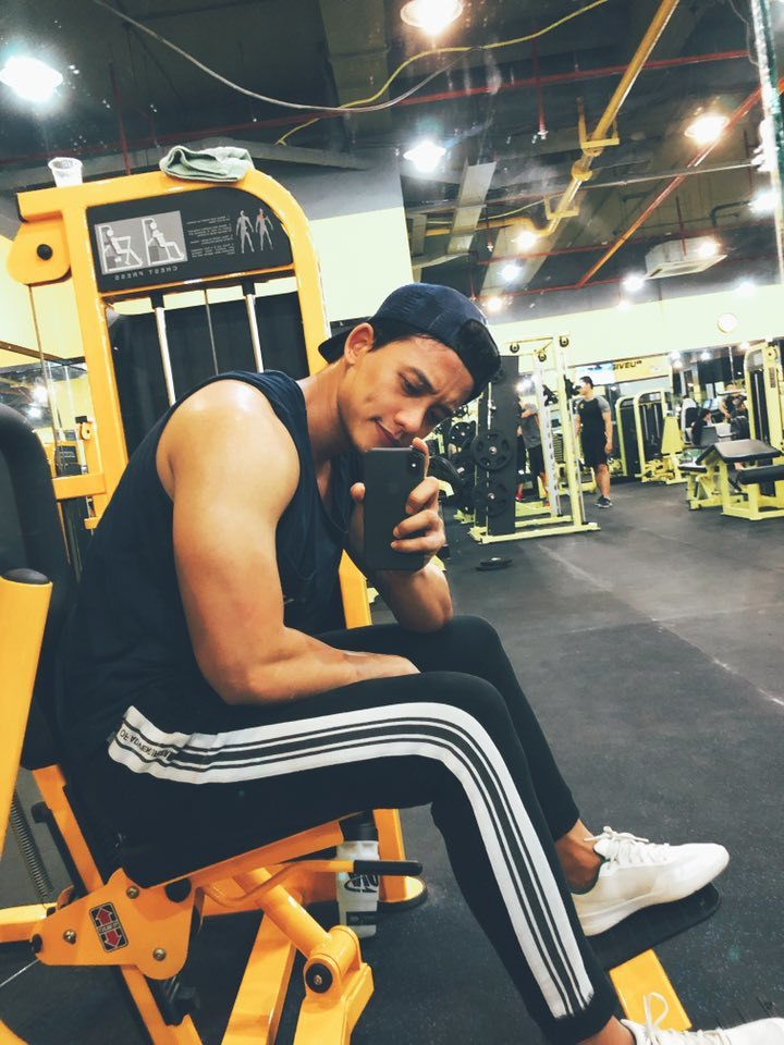 Trên trang cá nhân của mình, Mai Tài Phến thường xuyên chia sẻ những hình ảnh cực phẩm với gương mặt lãng tử và body 6 múi săn chắc.