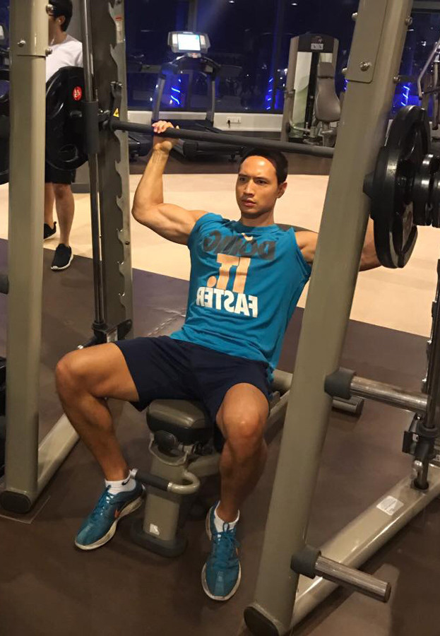 Kim Lý từng có thời gian dài học khiêu vũ ở Thụy Điển, kết hợp với chế độ ăn uống và thể dục nghiêm ngặt, anh ghi điểm với thân hình vạm vỡ, săn chắc.