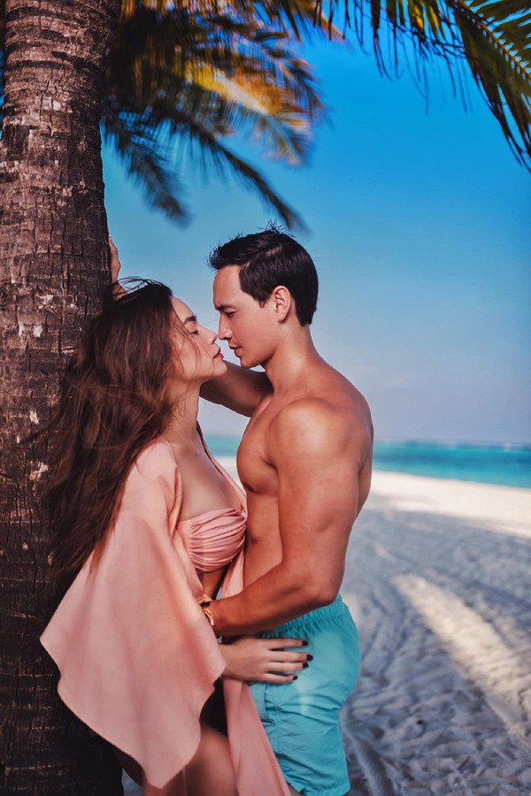 Bạn trai Hồ Ngọc Hà chia sẻ thường ăn nhiều rau củ quả, uống nhiều nước để tăng cường quá trình trao đổi chất. "Chế độ ăn uống hợp lý là vô cùng quan trọng, quyết định việc có được thân hình đẹp. Thông thường một bữa ăn của tôi bao gồm 70% là protein, 20% carb và 10% là chất béo. Tôi luôn ăn trước 8 giờ tối và hạn chế tối đa những đồ ăn, thức uống không có lợi cho sức khoẻ cùng những thói quen xấu", nam diễn viên tiết lộ.