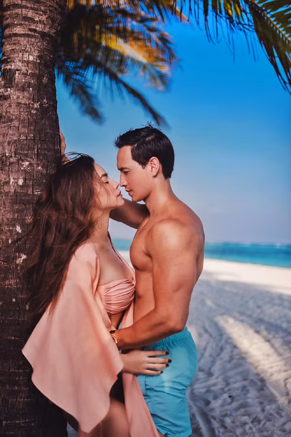 Bạn trai Hồ Ngọc Hà chia sẻ thường ăn nhiều rau củ quả, uống nhiều nước để tăng cường quá trình trao đổi chất. "Chế độ ăn uống hợp lý là vô cùng quan trọng, quyết định việc có được thân hình đẹp. Thông thường một bữa ăn của tôi bao gồm 70% là protein, 20% carb và 10% là chất béo. Tôi luôn ăn trước 8 giờ tối và hạn chế tối đa những đồ ăn, thức uống không có lợi cho sức khoẻ cùng những thói quen xấu", nam diễn viên tiết lộ.