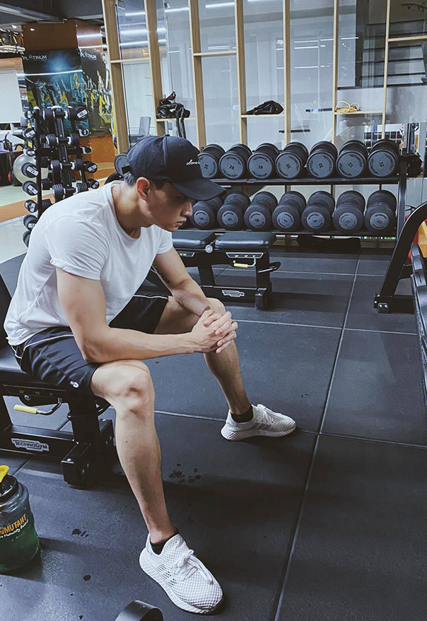 Có thể nói thành công của "Về nhà đi con" đã mang tên tuổi nam diễn viên Quốc Trường lên một tầm cao mới. Gương mặt điển trai ấy đã đến gần hơn với khán giả và “phủ sóng” cả nước. Ngoài khả năng diễn xuất, ngoại hình cùng thân hình chuẩn 6 múi của Quốc Trường cũng khiến nhiều fan nữ mê mệt.