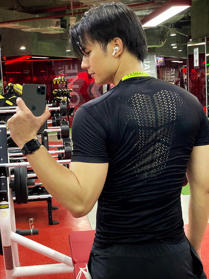 Nhan Phúc Vinh cũng là một trong nhưng sao nam sở hữu thân hình đẹp chuẩn HLV thể hình. Sau một thời gian dài chăm chỉ luyện tập thể hình, nam ca sĩ hiện đã sở hữu body 6 múi vô cùng săn chắc.