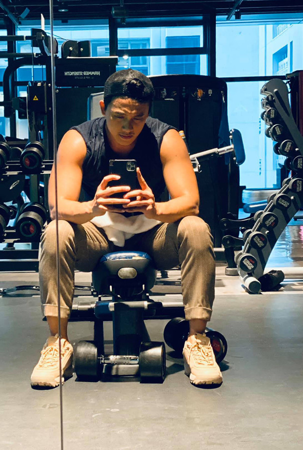 Mai Tài Phến sinh năm 1991 và xuất thân từ ĐH Sân khấu Điện ảnh TP.HCM. Anh hoạt động nghệ thuật đã gần 5 năm và từng tham gia nhiều gameshow, phim sitcom trên mạng.