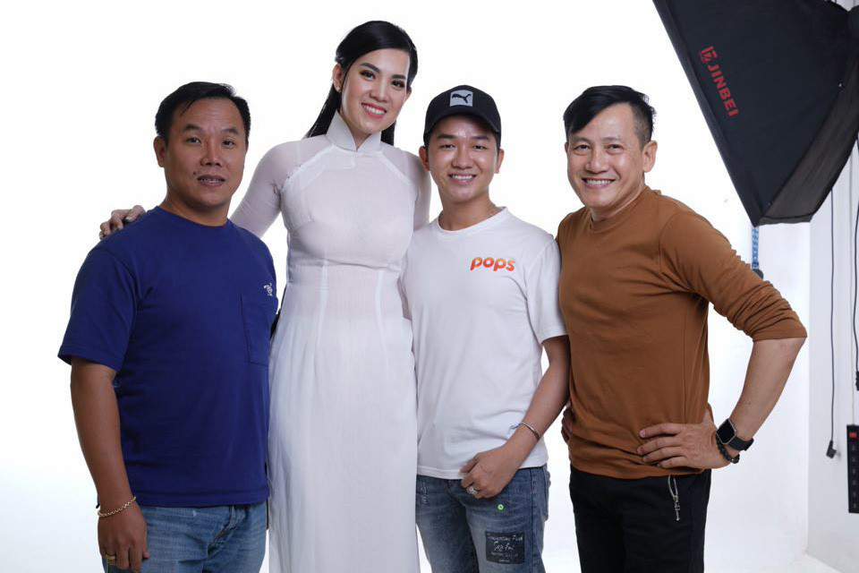 Điều đáng tự hào nhất trong sự nghiệp của Hoàng Oanh khi cô được hãng hàng không quốc gia lựa chọn là gương mặt đại diện.