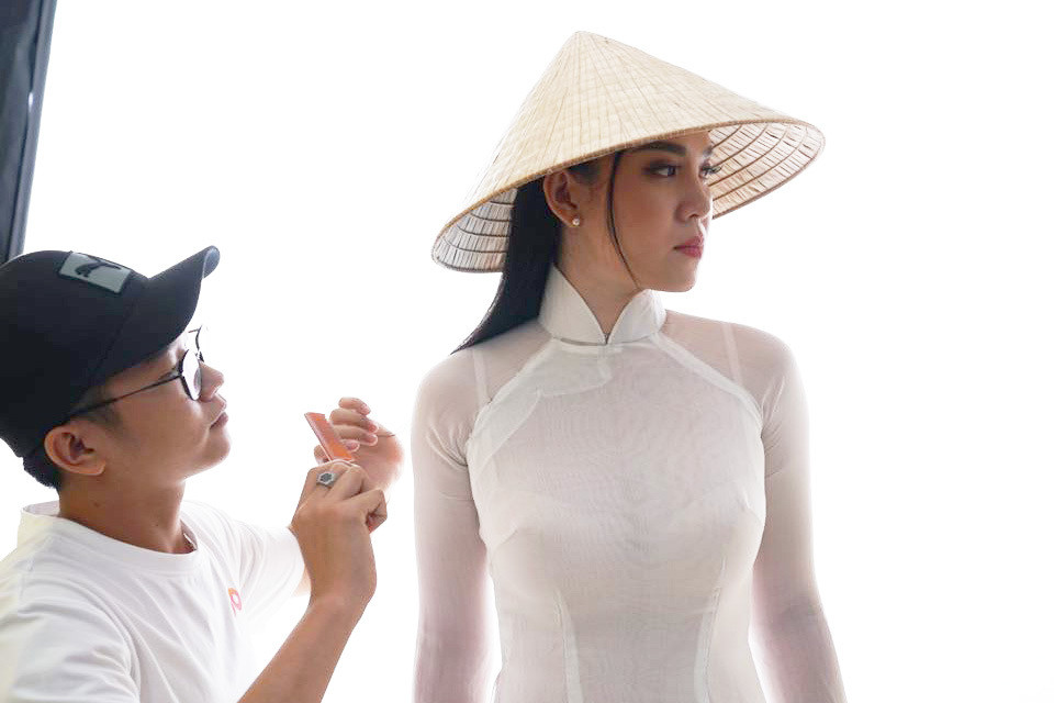 Hình ảnh cô gái mặc áo dài duyên dáng, có nụ cười khả ái xuất hiện dày đặc tại các phòng vé máy bay khiến nhiều người vẫn luôn nhớ tới tận ngày hôm nay.