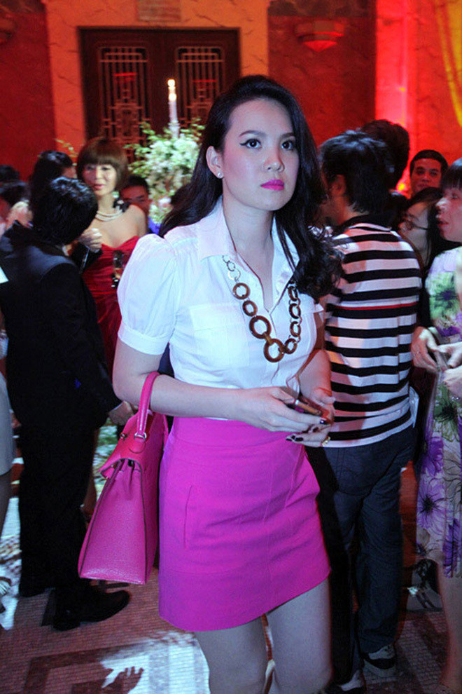 Trở thành á hậu, Hoàng Oanh nhanh chóng là gương mặt thu hút sự chú ý của khán giả. Năm 2003 Hoàng Oanh được cử làm đại diện đầu tiên của Việt Nam tham gia cuộc thi Hoa hậu Liên lục địa tại Đức.