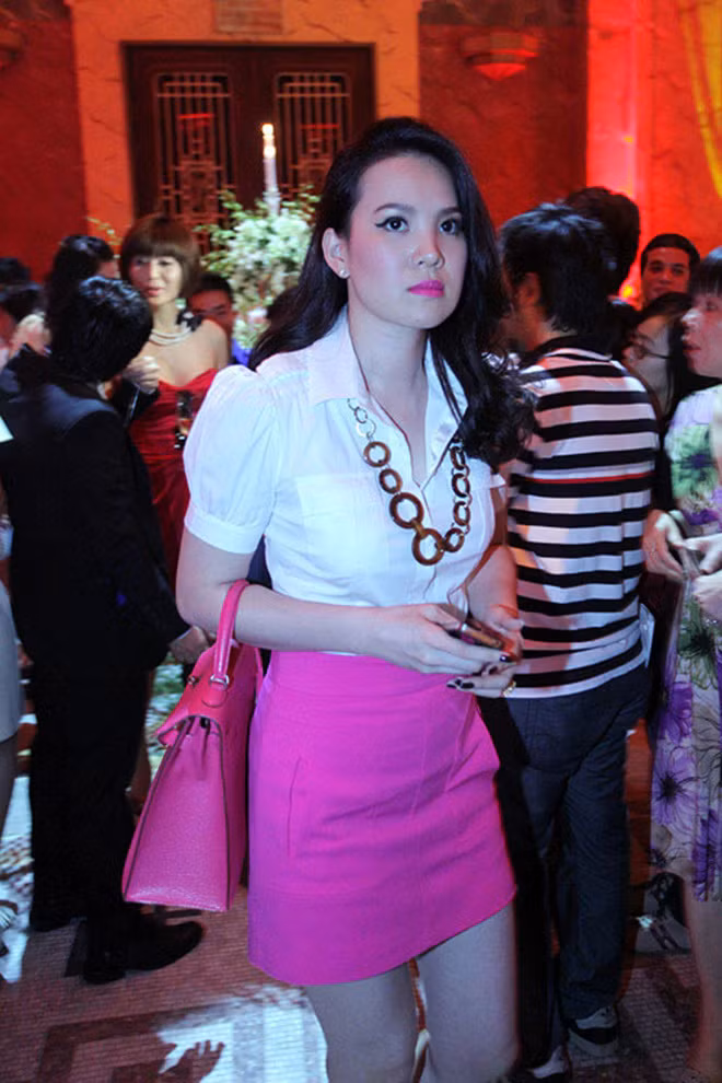 Trở thành á hậu, Hoàng Oanh nhanh chóng là gương mặt thu hút sự chú ý của khán giả. Năm 2003 Hoàng Oanh được cử làm đại diện đầu tiên của Việt Nam tham gia cuộc thi Hoa hậu Liên lục địa tại Đức.