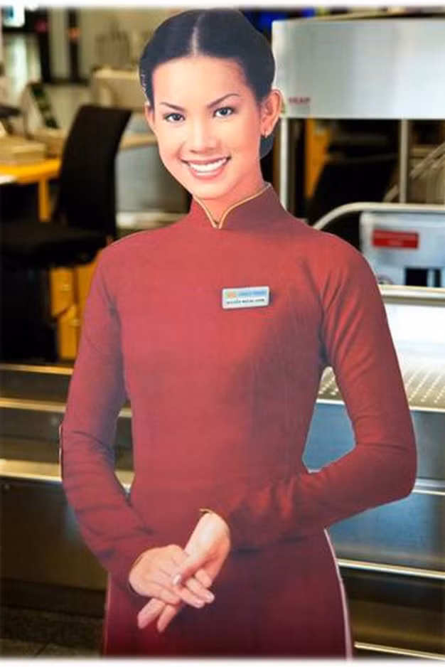 Trong số các hoa hậu, á hậu của thời điểm gần 20 năm về trước, Á hậu Hoàng Oanh được xem là người mẫu chuyên nghiệp của làng giải trí. Mới 15 tuổi đã cao 1m72 và khi 17 tuổi, cô là gương mặt quảng cáo của rất nhiều các nhãn hàng nổi tiếng. Riêng các chương trình thời trang ngày ấy khó có thể thiếu tên cô.