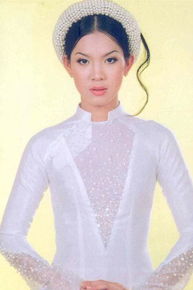 Sinh năm 1984, Á hậu 1 Hoa hậu Việt Nam 2002 Bùi Thị Hoàng Oanh là gương mặt đình đám được nhiều người yêu mến. Cô là Hoa khôi các tỉnh phía Nam.