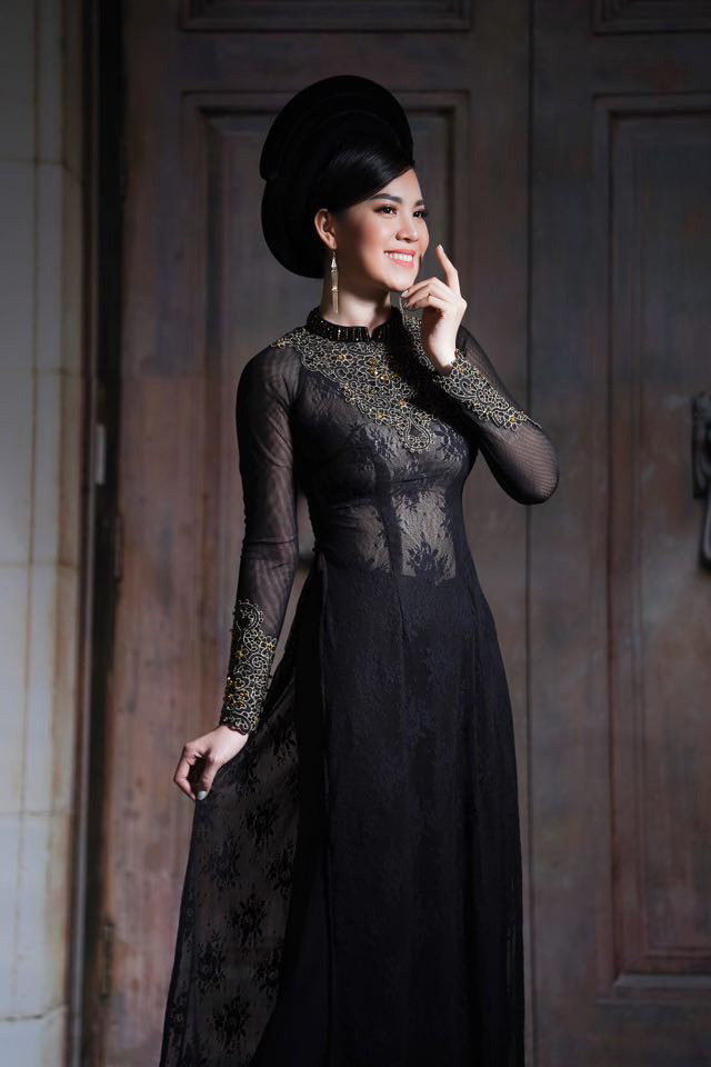 Cũng như một vài người đẹp cùng thời khác, khi sự nghiệp đang phát triển, Hoàng Oanh rút khỏi showbiz và đi du học Singapore vào năm 2006. Hoàng Oanh từng nói đối với cô, nhan sắc có thời và việc học là cả đời. Cô tận dụng thời gian đáng quý của tuổi trẻ vào việc học để hoạch định tương lai.