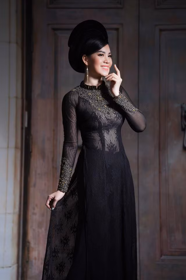 Cũng như một vài người đẹp cùng thời khác, khi sự nghiệp đang phát triển, Hoàng Oanh rút khỏi showbiz và đi du học Singapore vào năm 2006. Hoàng Oanh từng nói đối với cô, nhan sắc có thời và việc học là cả đời. Cô tận dụng thời gian đáng quý của tuổi trẻ vào việc học để hoạch định tương lai.