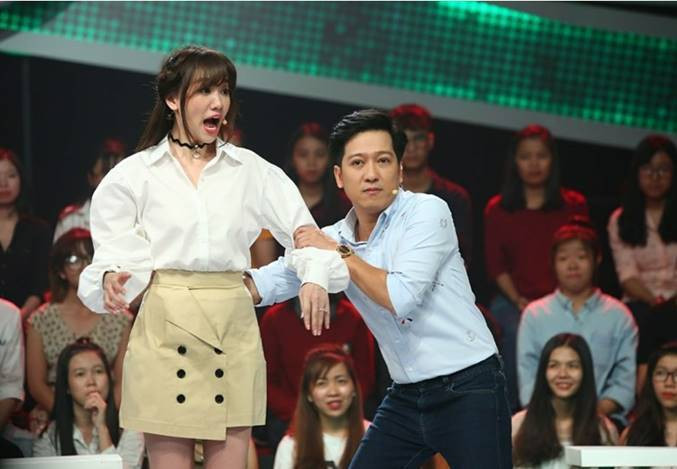 Trường Giang khoe ảnh hậu trường vui nhộn với Hari Won. Biểu cảm "căng như dây đàn" của Hari Won khiến cho người hâm mộ thích thú và cũng khâm phục trước sự lầy lội của Trường Giang.